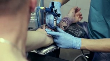 Lhomme Crie à La Femme Le Visage Dune Femme De Profil Est