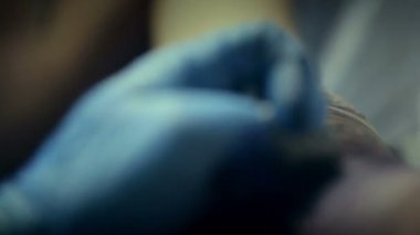 Dövme sanatçısı çalışma. Dövme salonu.