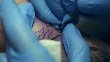 Dövme sanatçısı çalışma. Dövme salonu.