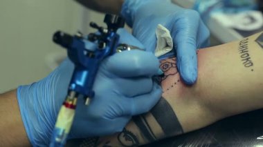 Dövme sanatçısı çalışma. Dövme salonu.