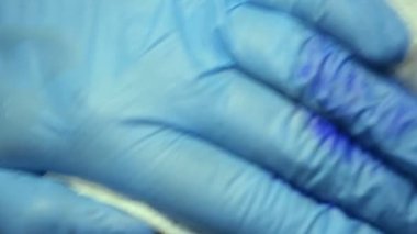 Dövme sanatçısı çalışma. Dövme salonu.