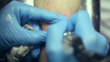 Dövme sanatçısı çalışma. Dövme salonu.