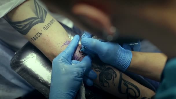 Tattoo artist working. Tattoo salon. — Stock Video