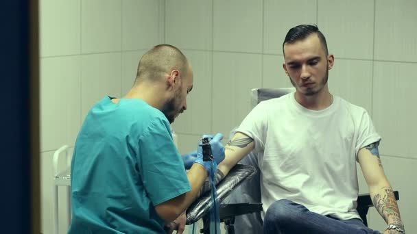 Tatuaje artista trabajando. Salón del tatuaje . — Vídeo de stock