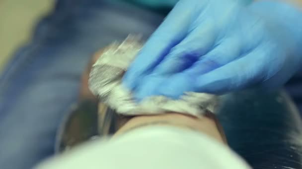 Tatuaje artista trabajando. Salón del tatuaje . — Vídeos de Stock