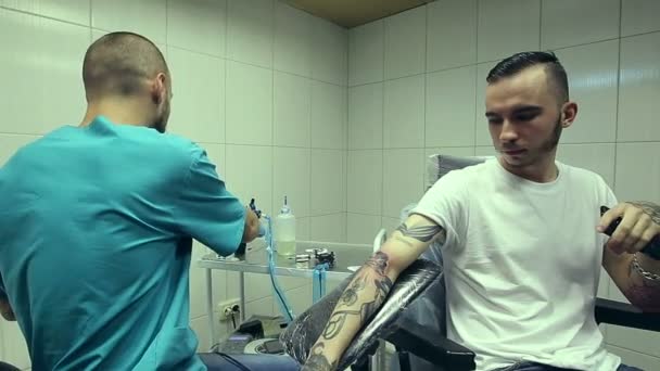 Tetovací umělec pracuje. Tattoo salón. — Stock video