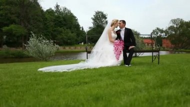 Gelin ve damadın eski homestead bankta oturmak. Kullanılan kamera vinç ateş etmek