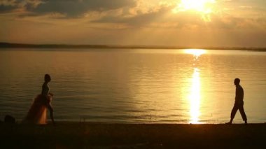 Gün batımında çift tr