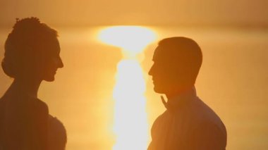 Gün batımında çift tr