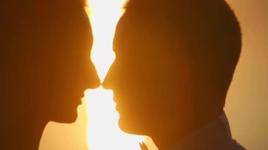 Gün batımında çift tr