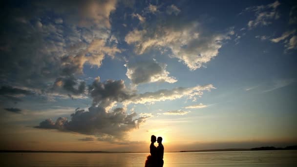 Casal de amor ao pôr do sol — Vídeo de Stock