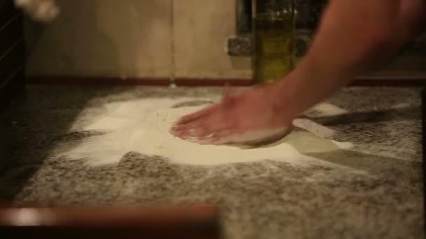 Pekařské ruce hnětení těsta v mouce na stole — Stock video