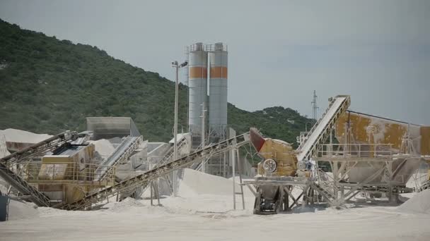 Steinproduktion im Steinbruch in Kroatien — Stockvideo