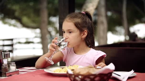 Το παιδί τρώει μακαρόνια ζυμαρικά στο εστιατόριο που βρίσκεται στην ακτή της Αδριατικής Θάλασσας. — Αρχείο Βίντεο