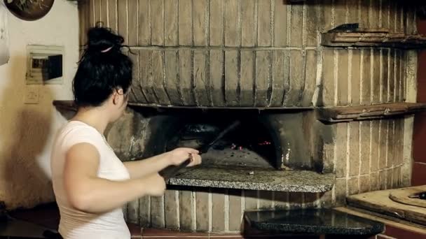 Mujer joven cepillando su horno — Vídeos de Stock