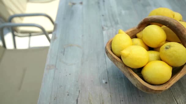 Limones en una canasta sobre una mesa de madera. Disparo HD con control deslizante — Vídeos de Stock