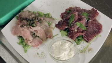 Restoran mutfak kadın hazırlanıyor balık yemekleri Konuklar için. Portre.