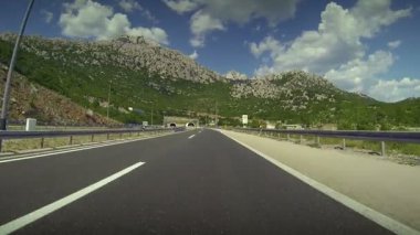 Araba otoyolda geceleri Polonya'da rides