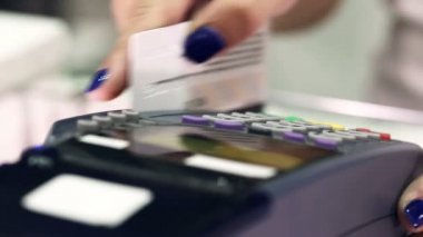 Kredi kartı ile ödeme terminal deposunda. Oturum anahtar kelime: uzhursky002
