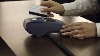 Kredi kartı ile ödeme terminal deposunda. Oturum anahtar kelime: uzhursky002