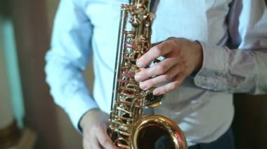 Orta yaşlı adam saksofoncu 50 yıl oynayan bir müzik aleti saksafon.