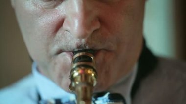Orta yaşlı adam saksofoncu 50 yıl oynayan bir müzik aleti saksafon.