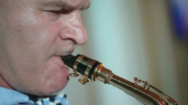 Orta yaşlı adam saksofoncu 50 yıl oynayan bir müzik aleti saksafon.