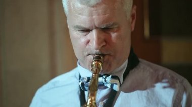 Orta yaşlı adam saksofoncu 50 yıl oynayan bir müzik aleti saksafon.