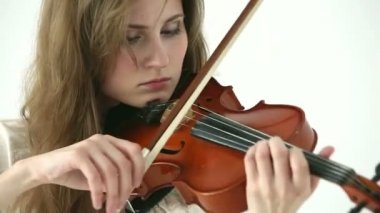 Beyaz bir arka plan üzerinde beyaz kemancı kız.