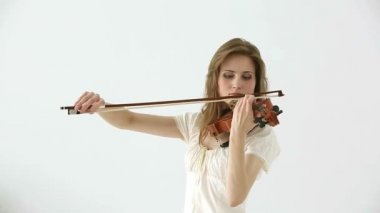 Beyaz bir arka plan üzerinde beyaz kemancı kız.