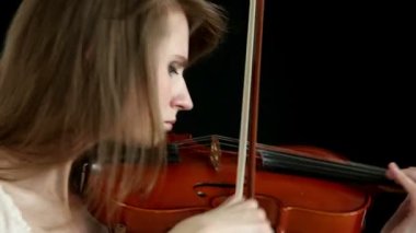 Siyah bir zemin üzerine beyaz kemancı kız.