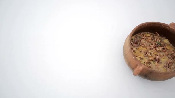 Кальмар, приготовленный в глиняном горшке. HD-снимок со слайдером — стоковое видео