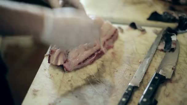 Chicos de producción de pescado desnudan un cuerpo de pez espada grande limpio de la piel hacen filete — Vídeo de stock