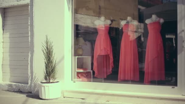 Girl walking in Italy and considers storefronts — Stock Video