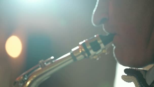 Mann mittleren Alters Saxofonist 50 Jahre spielt ein Musikinstrument Saxophon. — Stockvideo