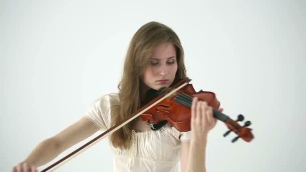 Kaukasiska violinist flicka på en vit bakgrund. — Stockvideo