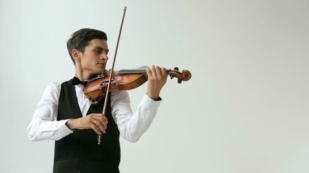 Latino houslista muž na bílém pozadí. — Stock video