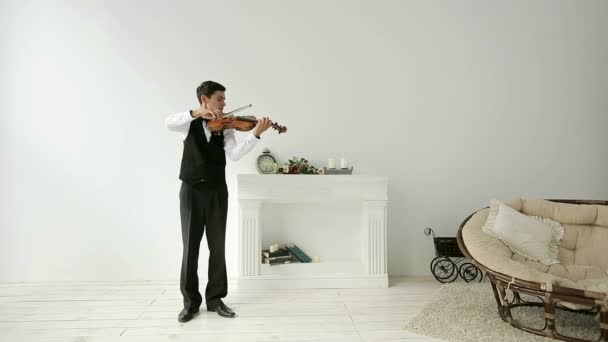 Latino violinista homem em um fundo branco . — Vídeo de Stock