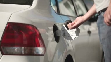 benzin istasyonunda benzin pompa sürücü.