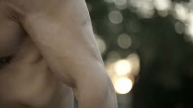 Asker atlet çubuğunda çeker.