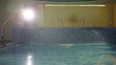 Zengin bir adam havuzda.