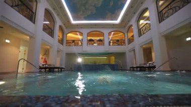 Zengin bir adam havuzda.