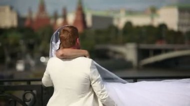 Moskova'nın güzel bir manzara içinde genç bir çiftin düğün dansı. Atış sırası 2