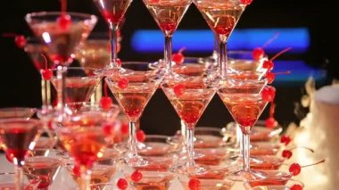 Şampanya ile kadehlerin Piramidi