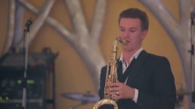 Sahne Alanı'nda saksofon player gerçekleştirir.