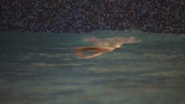 L'homme riche nage dans la piscine .