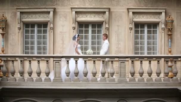 Matrimonio la coppia si incontrano e si abbracciano. Sequenza 3 colpo — Video Stock