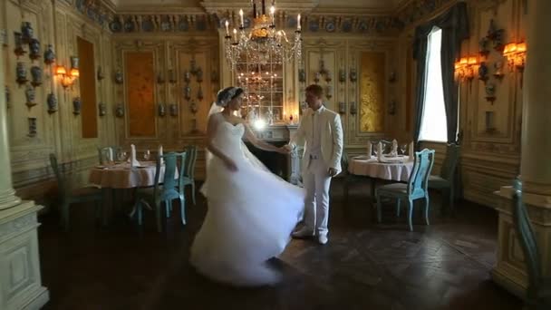 Egy fiatal pár egy gyönyörű belső első esküvői tánc — Stock videók