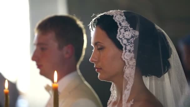 Nygifta på bröllop i den ortodoxa kyrkan — Stockvideo