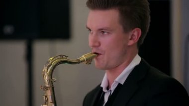 Sahne Alanı'nda saksofon player gerçekleştirir.